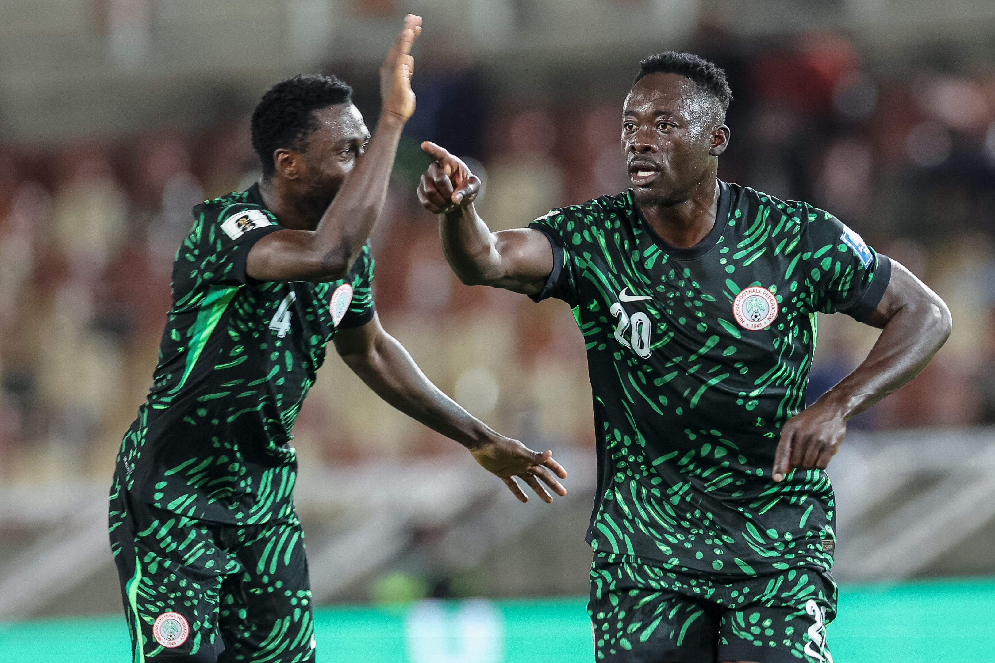 Akor Adams celebra un gol de Nigeria, un país que pretende acceder al repechaje intercontinental para buscar el boleto al Mundial 2026.