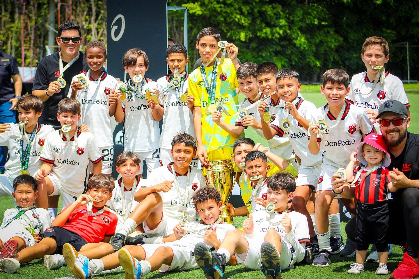 La U-12 de Liga Deportiva Alajuelense ganó la Supercopa de la categoría al vencer 7-0 a Saprissa en el proyecto gol. Los cachorros dirigidos por Manuel Ramírez también son bicampeones nacionales.