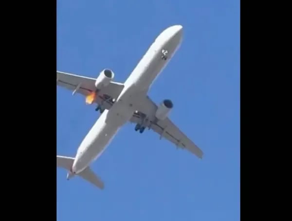 Vuelo 1655 de American Airlines muestran las chispas.
