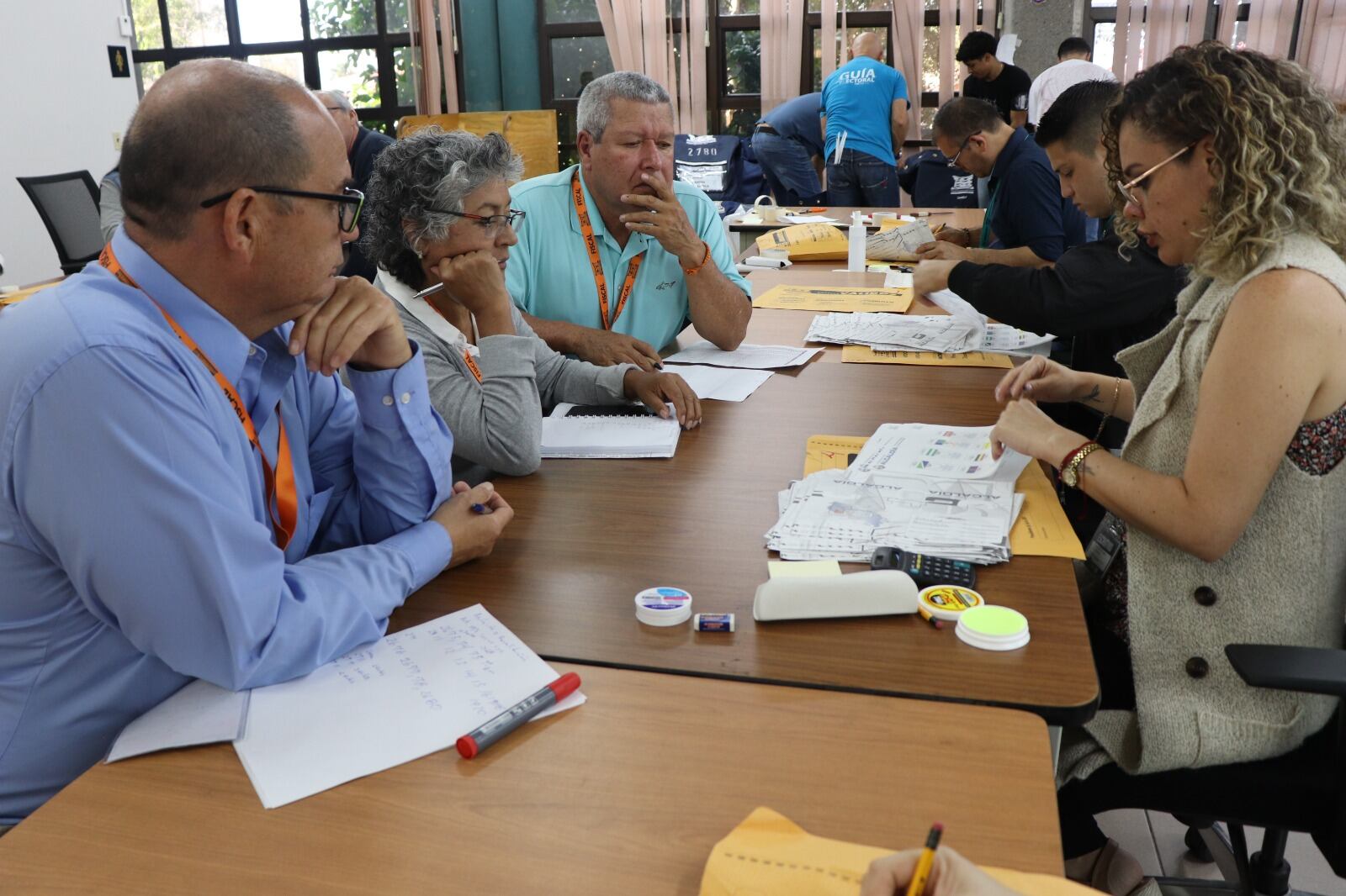 Partidos disputan alcaldías en Palmares y Orotina, por lo que fiscales supervisan conteo manual de papeletas para garantizar gane