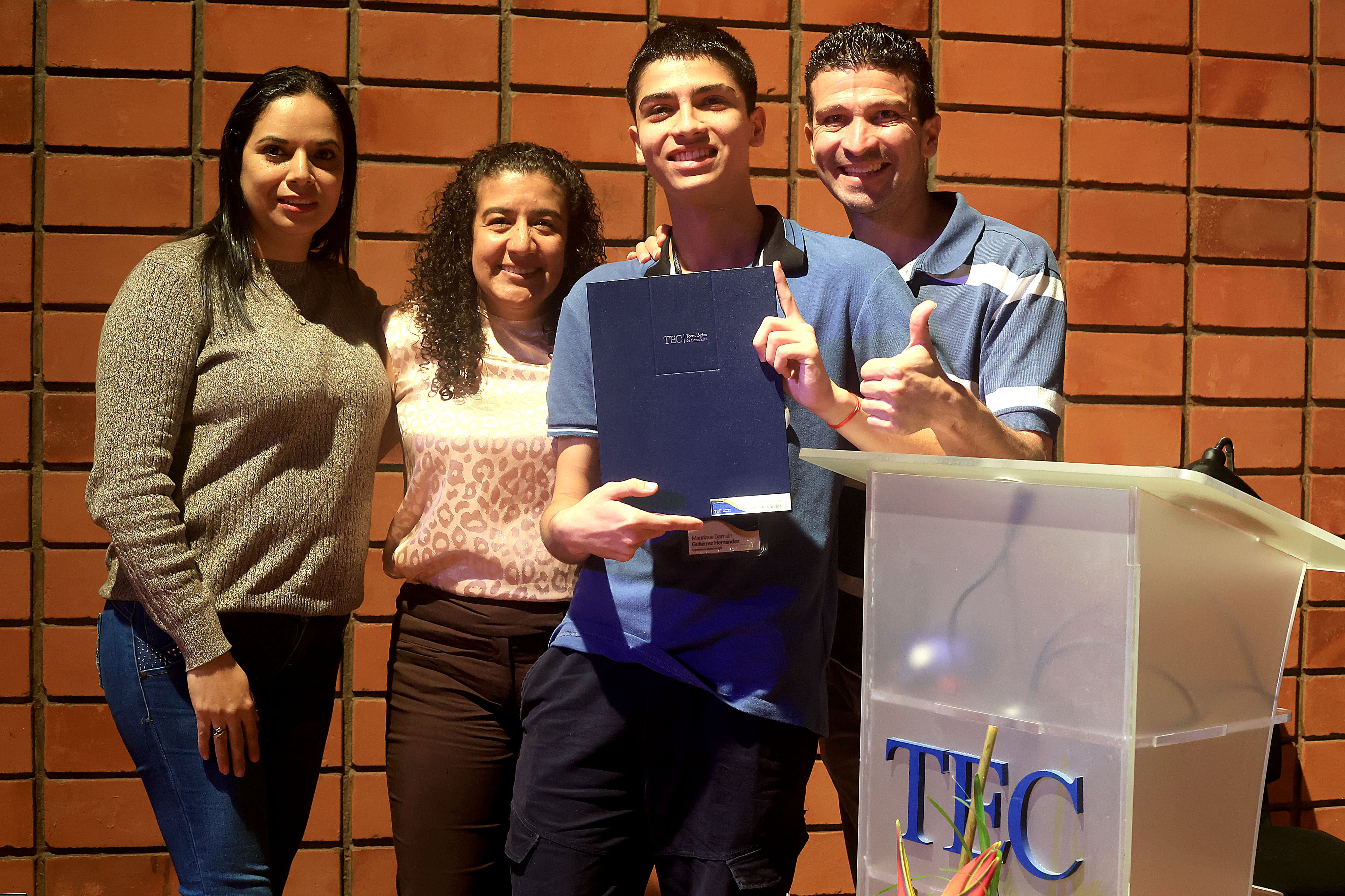 Tres adultos y un joven celebran reconocimiento