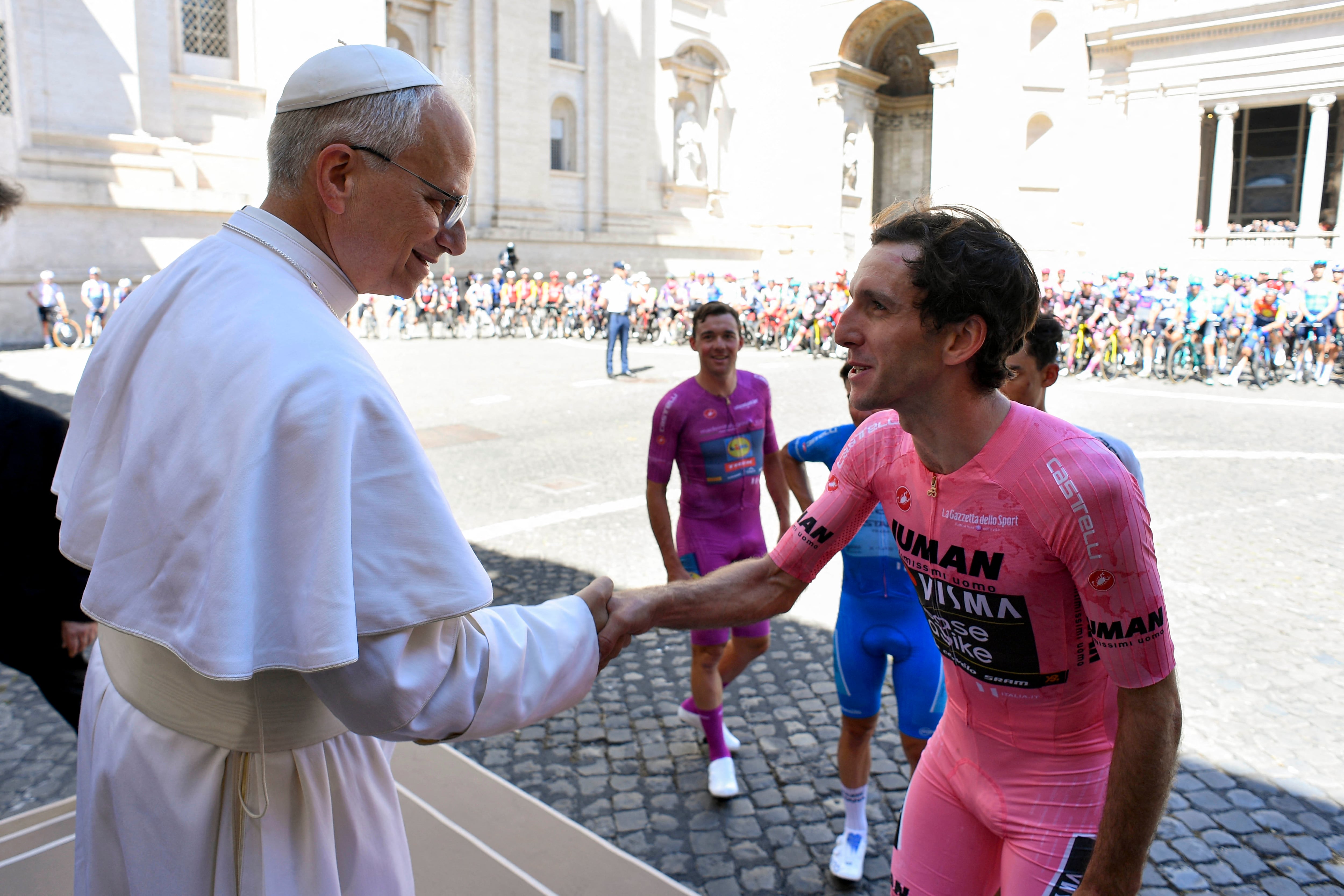 El Papa León XIV (L) saluda al británico Simon Yates, ganador del Giro de Italia, durante la última etapa que pasó brevemente por el Vaticano.