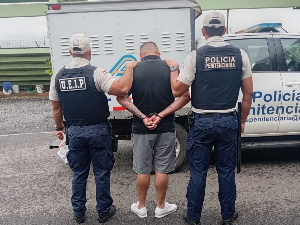 Policía funcionario fue detenido cuando trató de meter un celular a la cárcel