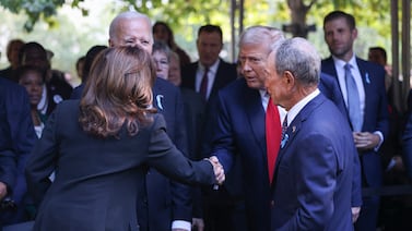 Kamala Harris y Donald Trump se dan inesperado apretón de manos en ceremonia del 11 de setiembre