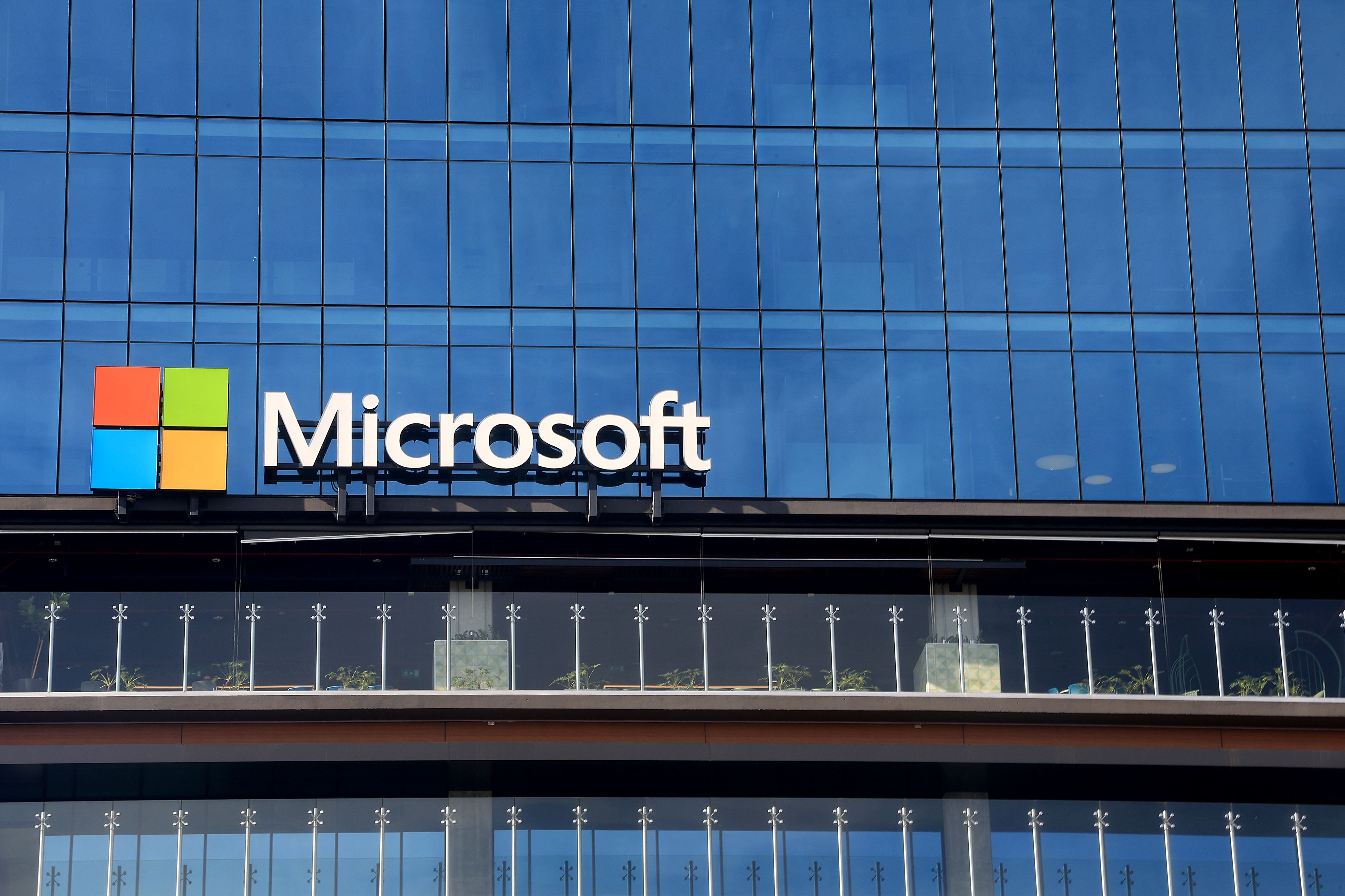 Edificio de oficinas de Microsoft con logo en la fachada, relacionado con la noticia sobre la suspensión de la producción del Surface Studio 2+.