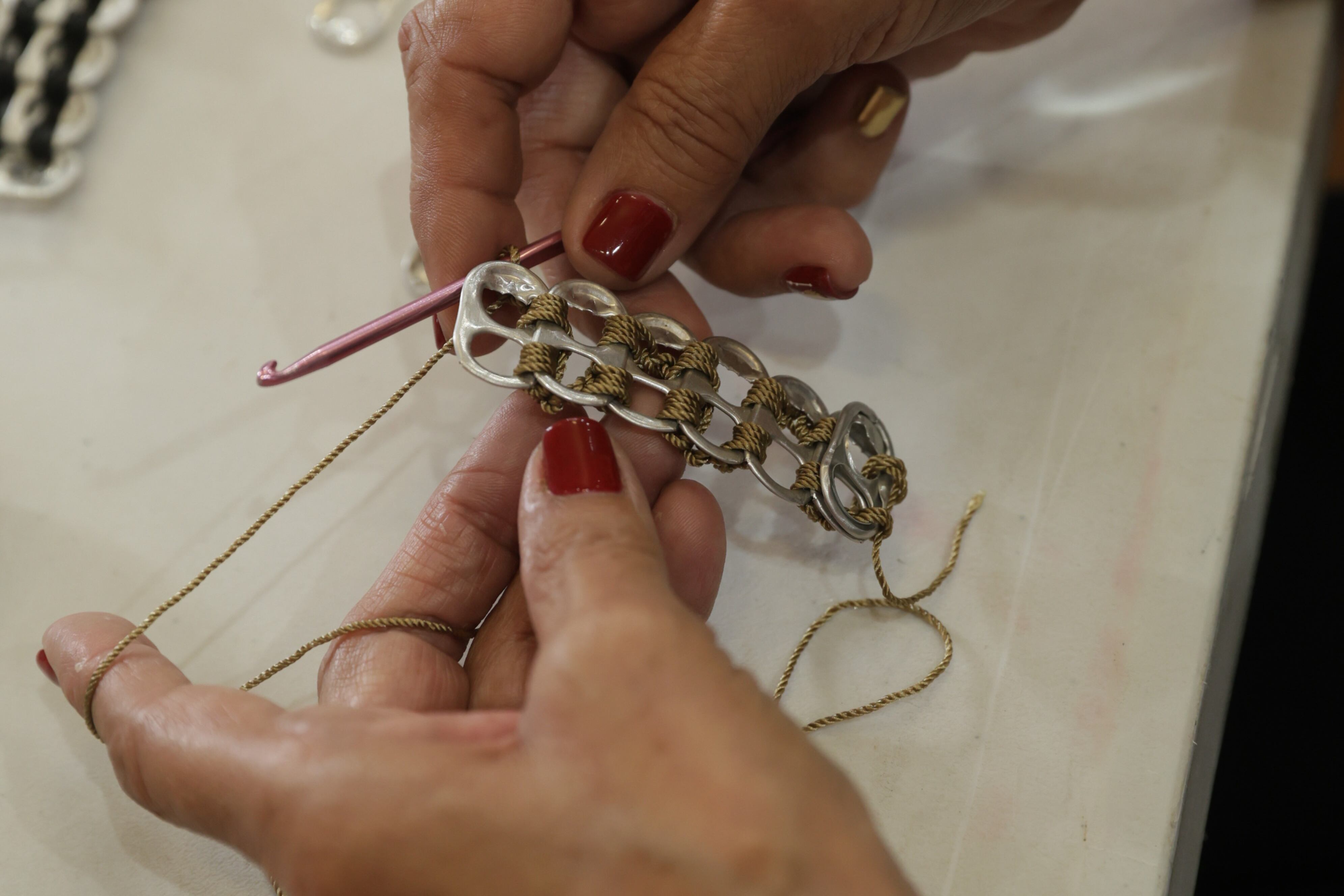 Lenis García enseña sus bolsos y da capacitación a alumnas quienes aprenden esta técnica