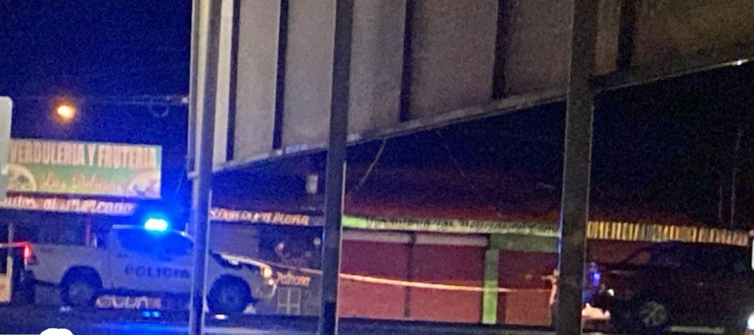 El asesinato ocurrió a un costado del mercado de Batán. El fallecido iba en bicicleta y fue alcanzado por pistoleros en moto. Foto: Cortesía El Bataneño.