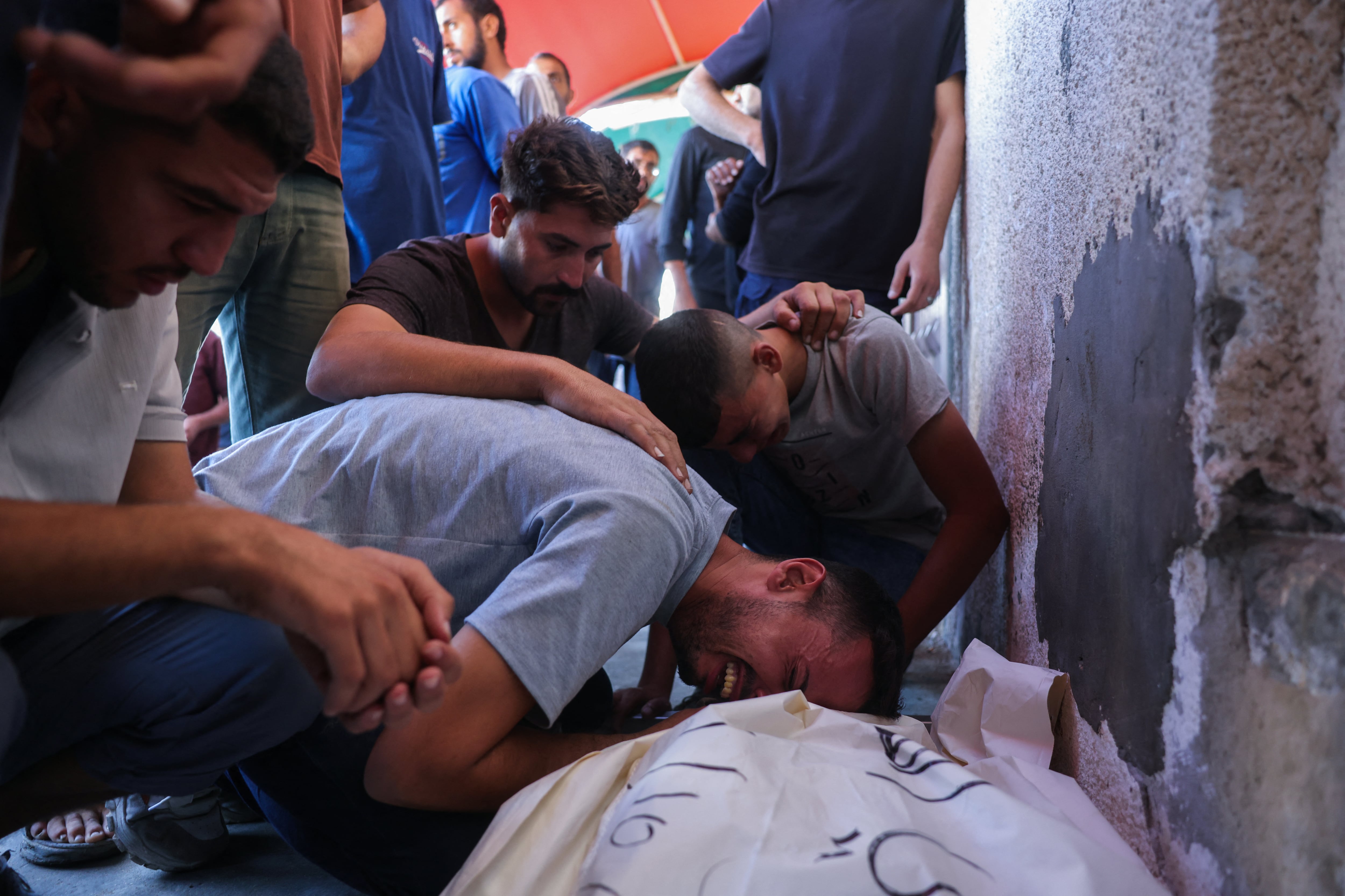 Palestinos lloran junto al cuerpo de un familiar fallecido en ataques israelíes en Deir al-Balah, en el Hospital de los Mártires de Al-Aqsa, en el centro de la Franja de Gaza, el 2 de octubre de 2025.