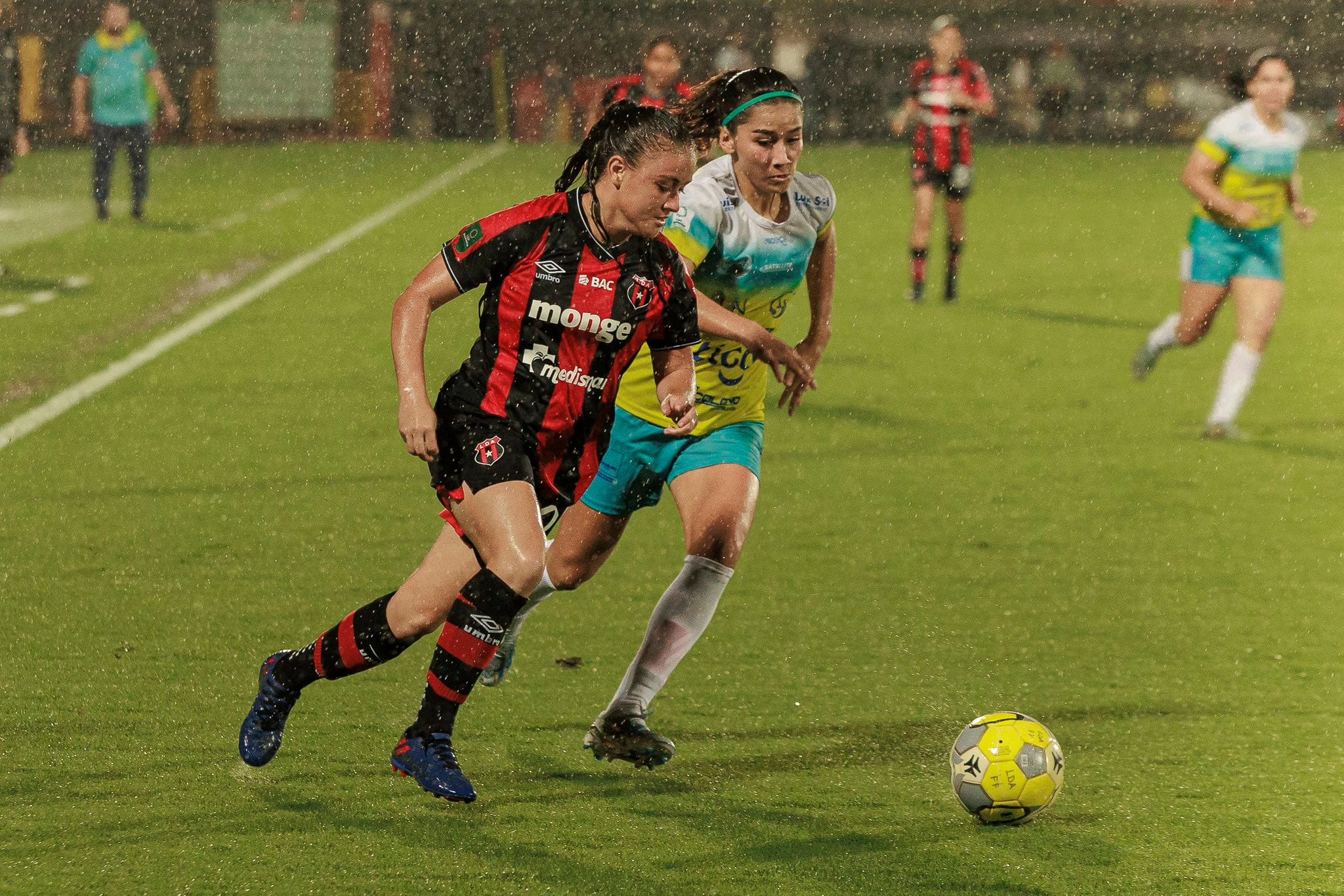Sianyf Agüero marcó uno de los siete goles de Liga Deportiva Alajuelense contra el Municipal Pococí.
