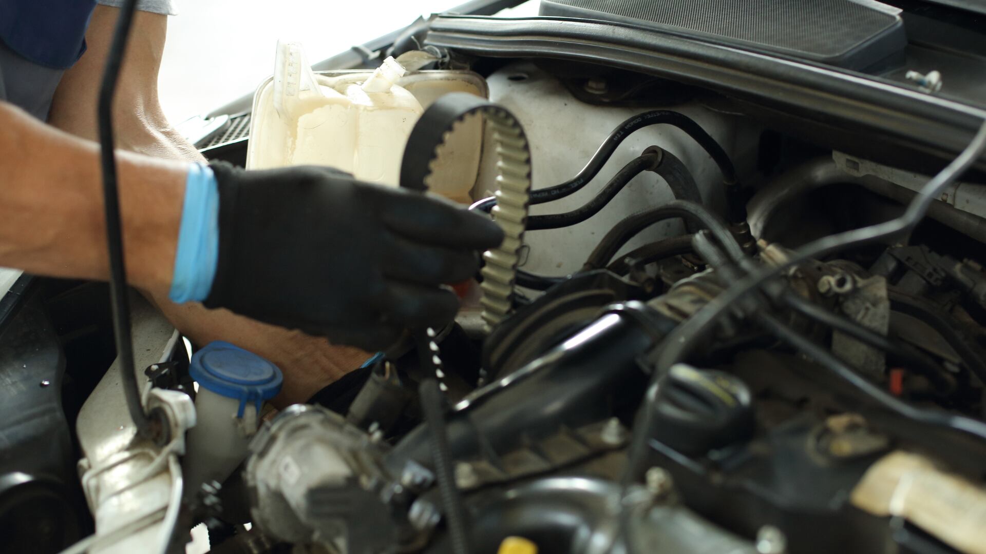 Un cambio a tiempo de la correa de distribución puede evitar la destrucción total del motor.