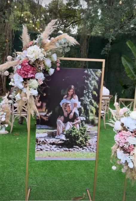 Fotografías de la feliz pareja fueron parte de la decoración.