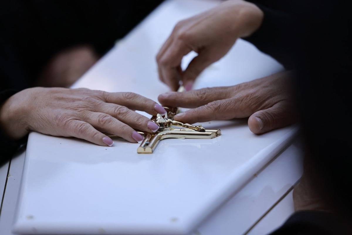 Residentes del pueblo cristiano libanés fronterizo de Qlayaa lloran junto al féretro del sacerdote de la localidad, padre Pierre al-Rahi, durante su funeral el 11 de marzo de 2026.