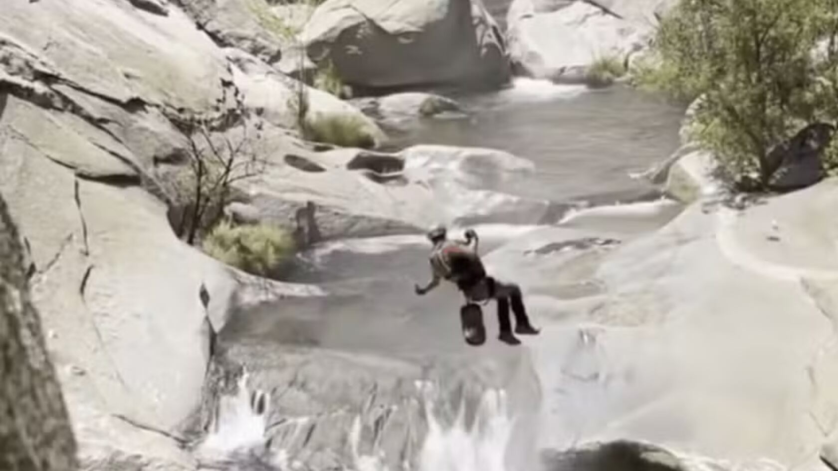 Un alpinista quedó atrapado dos días detrás de una cascada en California y fue rescatado con helicóptero tras una intensa búsqueda.