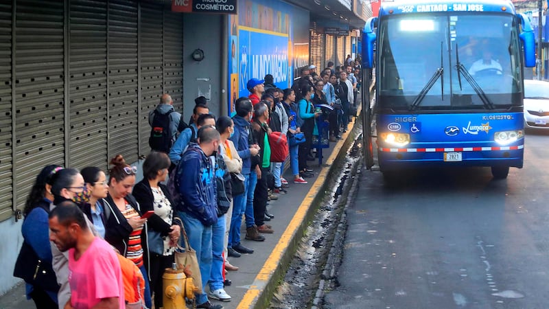 Editorial: A menos rutas de buses, más se profundiza la desigualdad