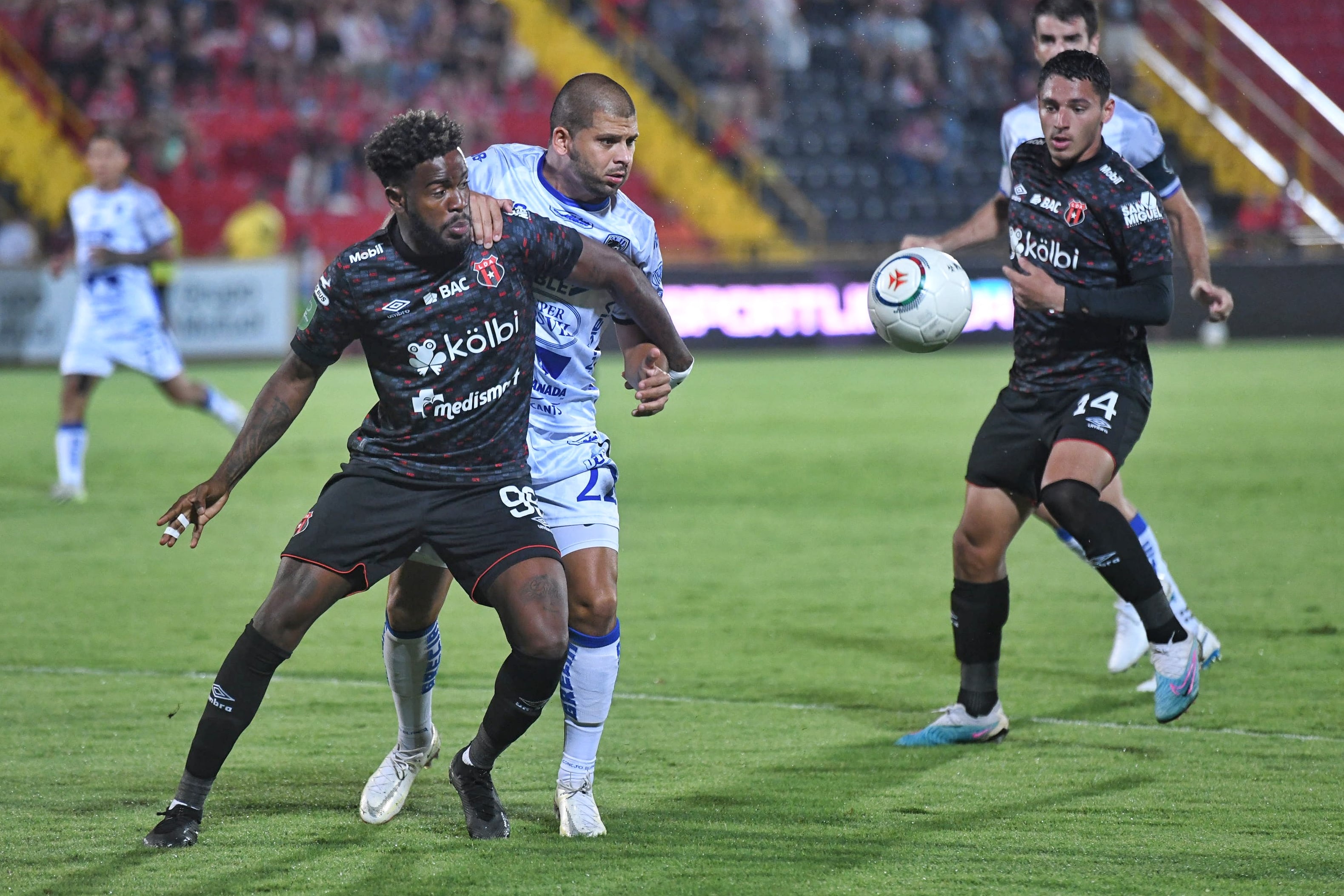 08/11/2023/ Juego entre Liga Deportiva Alajuelense vs Municipal Grecia por la fecha 19 del torneo Apertura de la Liga Promerica en el estadio Alejandro Morera Soto / Foto John Durán