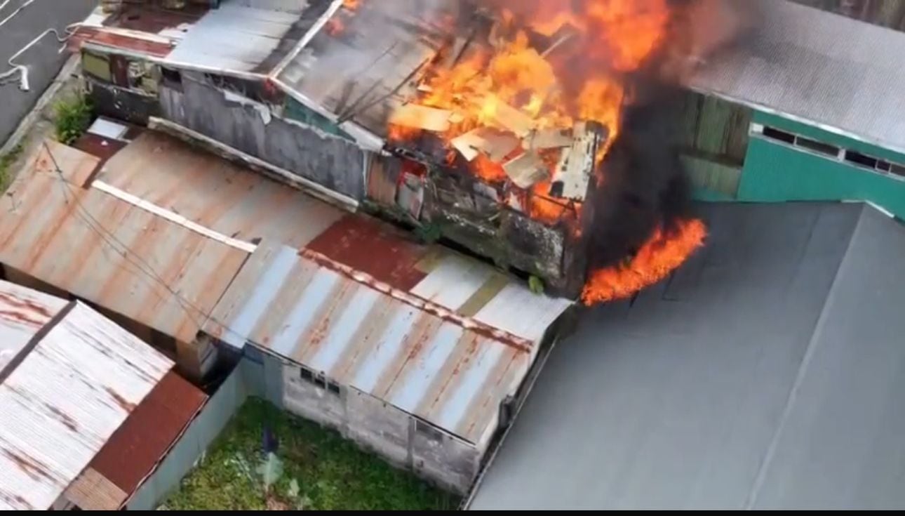 Una incendio consumió una vivienda en Ciudad Quesada.