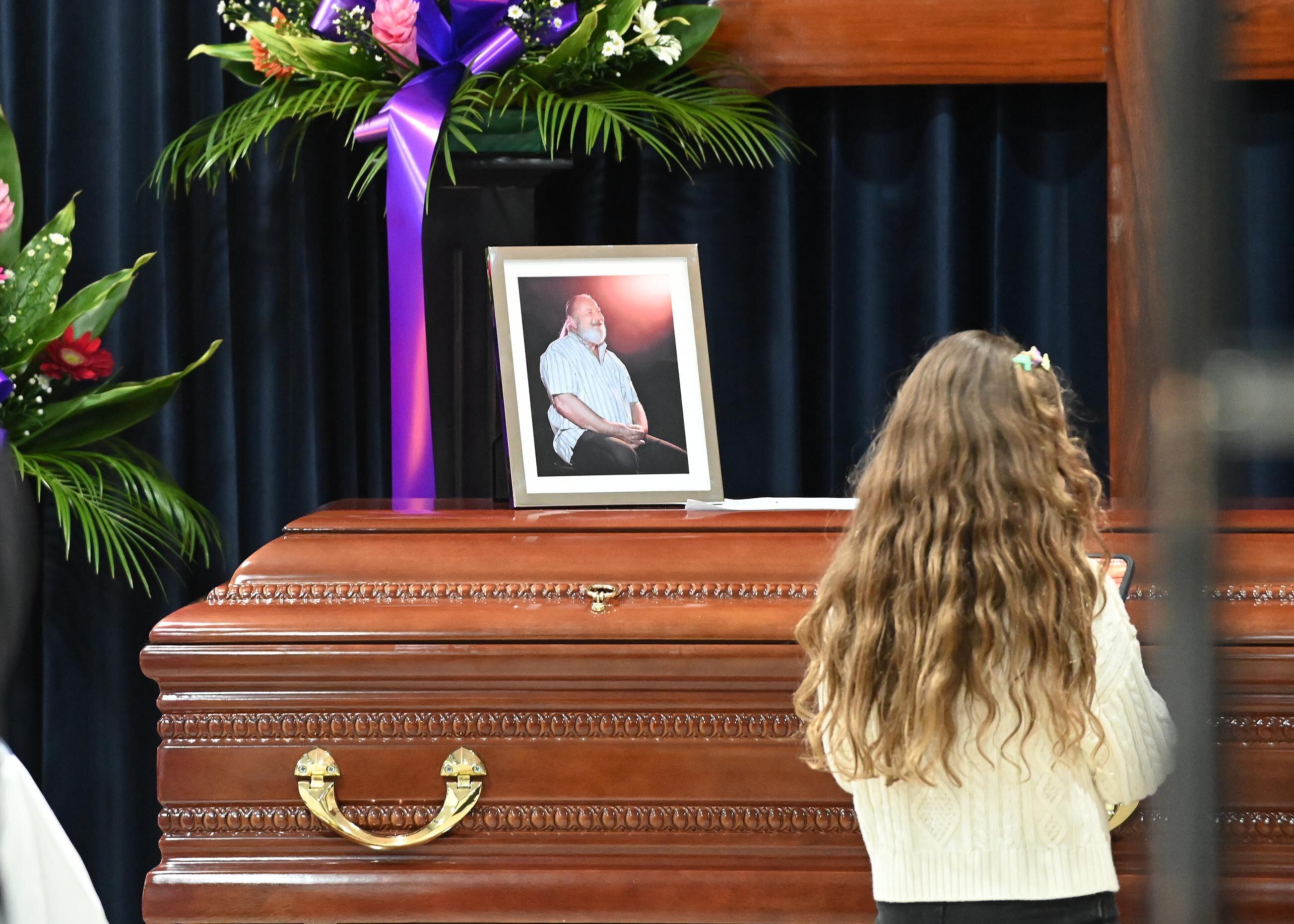 26 de junio del 2025. Funeraria Shalom en Tibás, San José. 18:00 hrs. Funeral del presentador y productor de televisión Nelson Hoffman quién falleció el día de ayer a la edad de 74 años. Cantantes, presentadores de radio y televisión y representantes de Canal 7 estuvieron presentes en el acto fúnebre. En la foto: Foto de don Nelson sobre el féretro. Foto: Albert Marín.