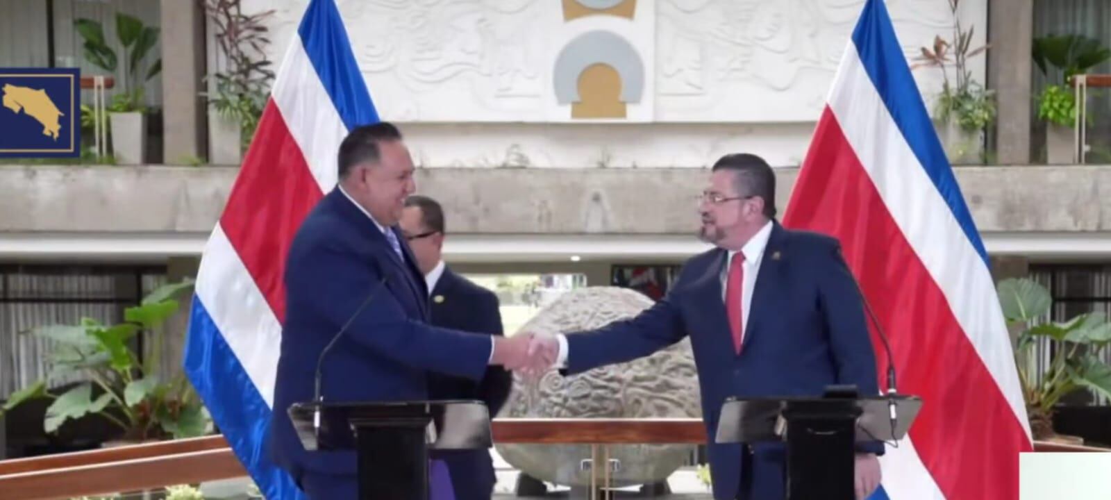 El diputado socialcristiano Leslye Bojorges saludó al presidente Rodrigo Chaves durante la conferencia de prensa de este miércoles 10 de abril.