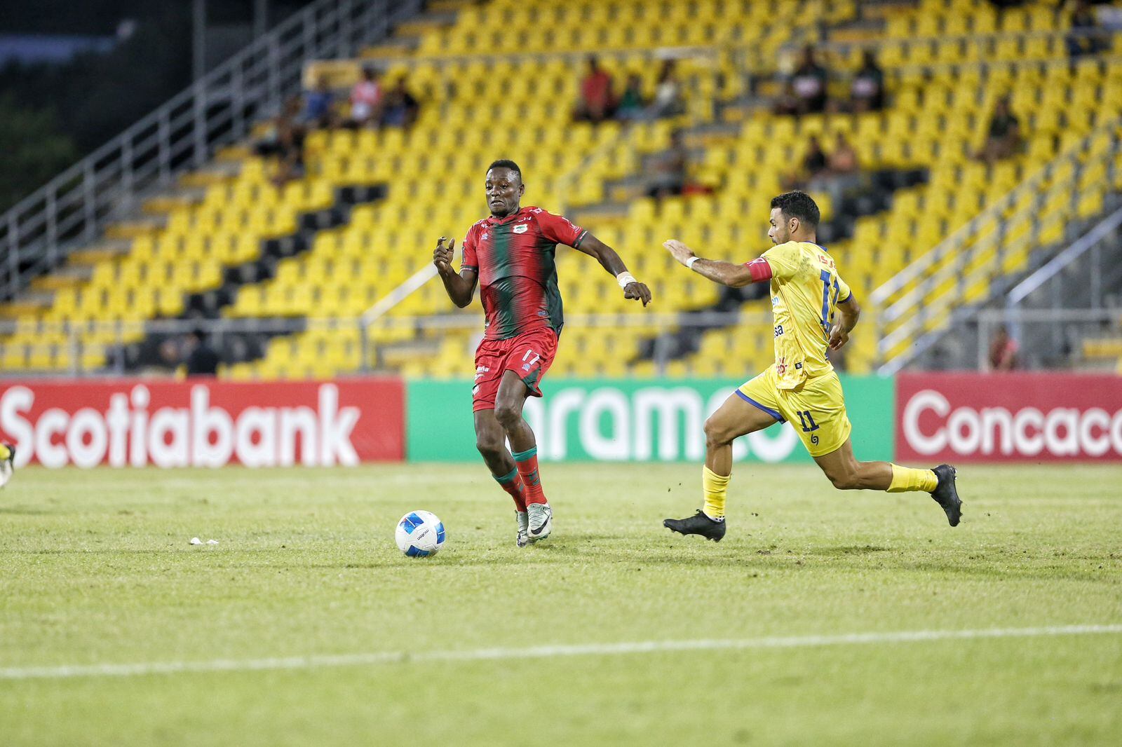 El volante de Guanacasteca Steven Williams (izquierda) tuvo un duelo muy parejo durante todo el partido con el futbolista del Managua FC, Juan Barrera, en la Copa Centroamericana de la Concacaf.