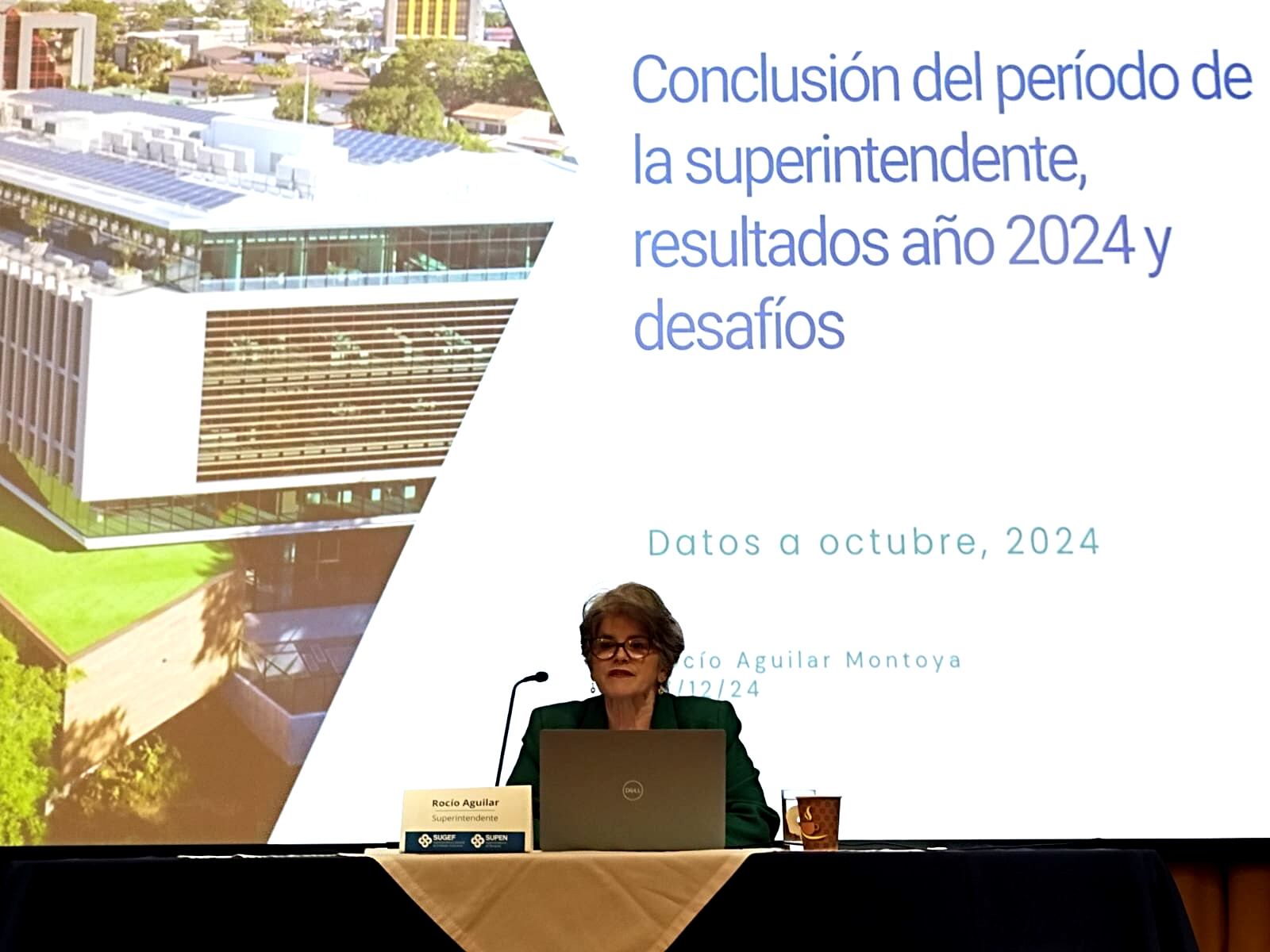 Rocío Aguilar Montoya, superintendente de la Sugef, durante una conferencia donde presenta resultados del sistema financiero 2024 y desafíos futuros en Costa Rica.