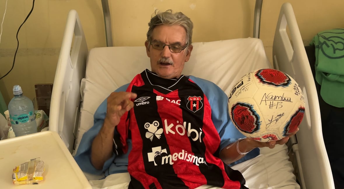 Rafael Rodríguez se alegró cuando recibió la visita inesperada de Liga Deportiva Alajuelense en el Hospital de Alajuela.