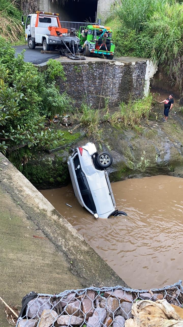 Sacar el carro del río fue una tarea que se demoró cerca de tres horas. Fotografía: Dayana Guillén