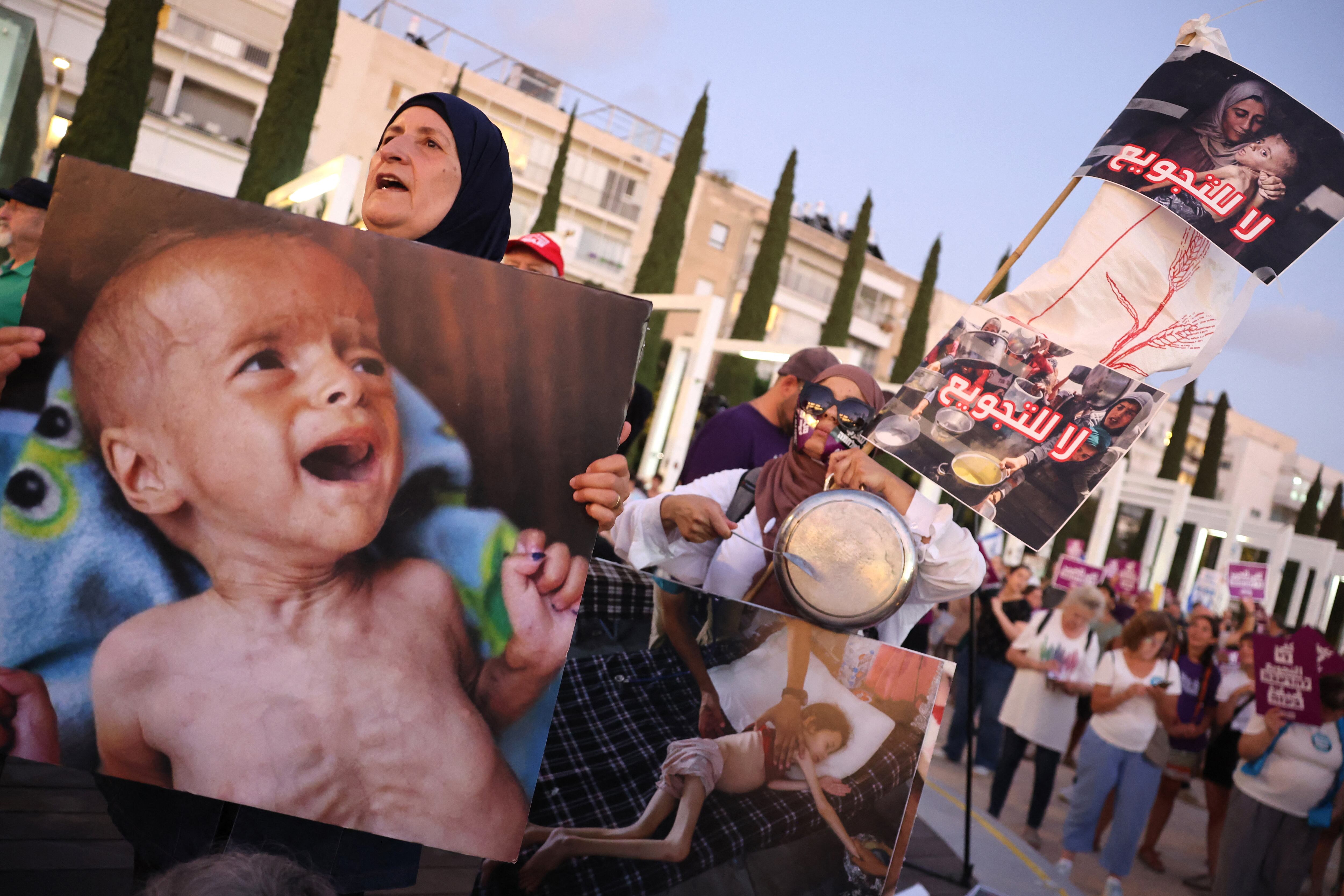 Manifestantes con pancartas en una protesta antigubernamental en Tel Aviv el jueves 31 de julio, exigiendo el fin de la guerra en Gaza y la liberación de los israelíes secuestrados por militantes palestinos en la Franja de Gaza desde octubre de 2023. Fotografía: