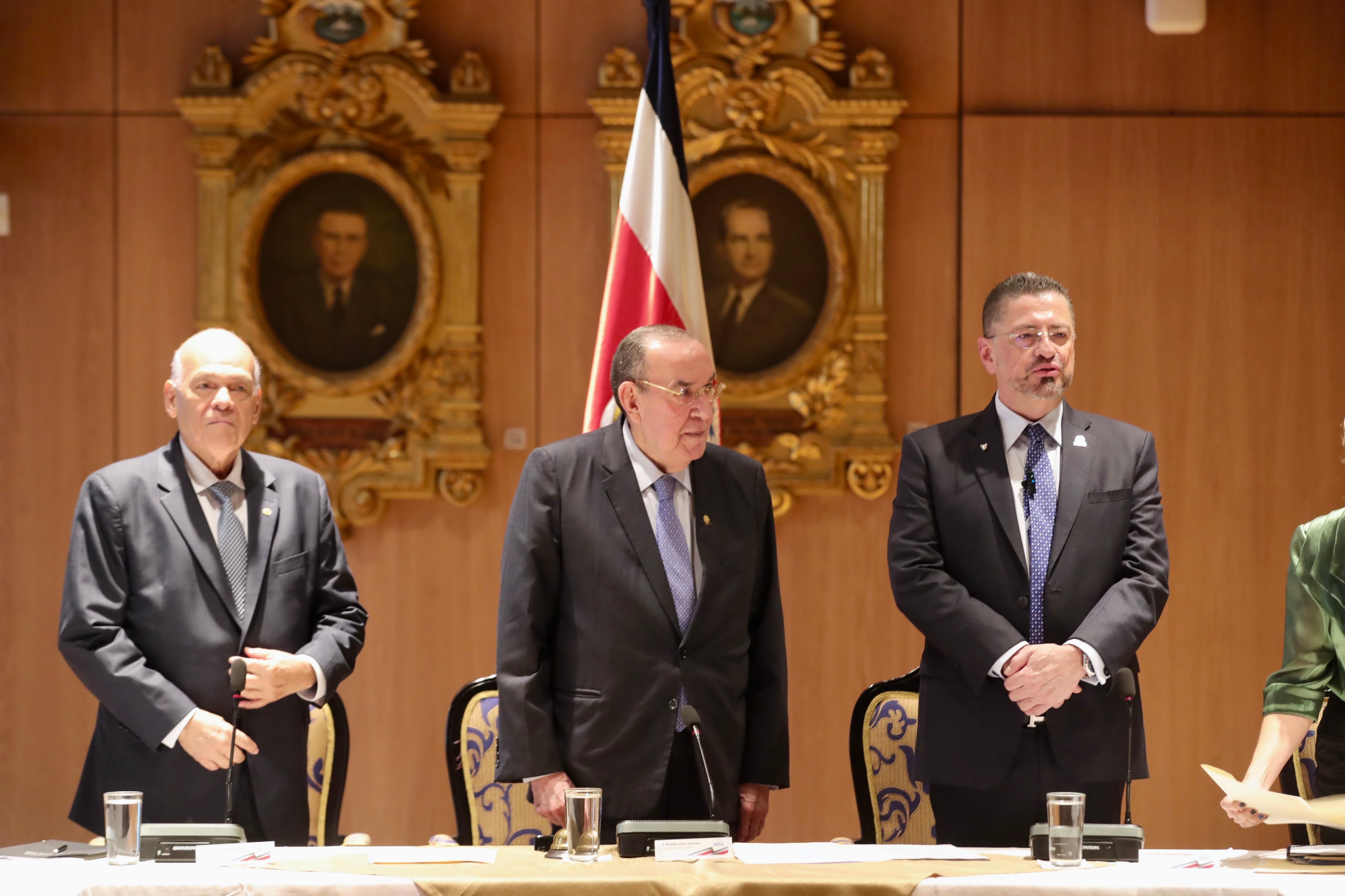 Rodrigo Chaves junto a Orlando Aguirre y Rodrigo Arias en una reunión oficial sobre seguridad.