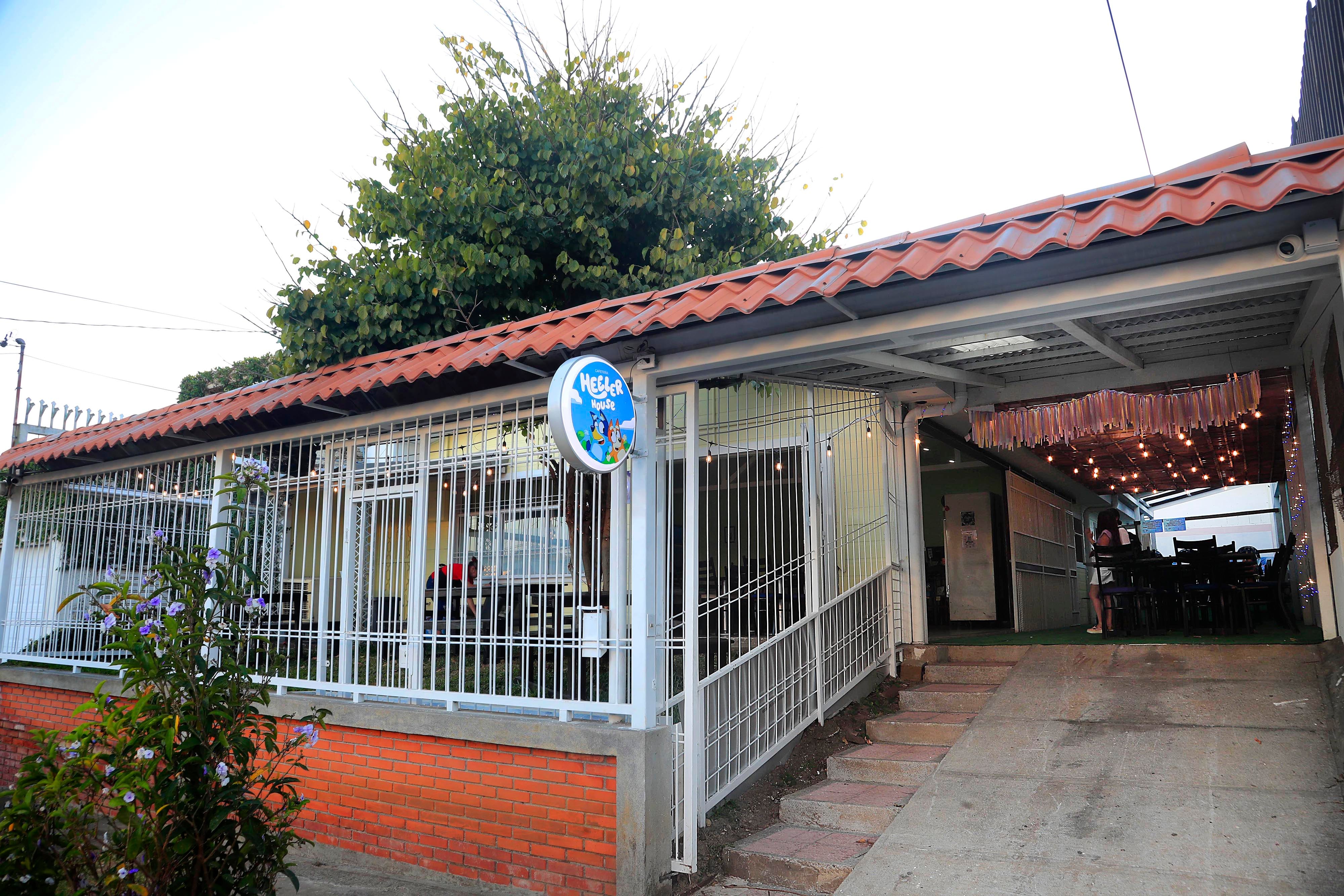 05/02/2024 San Pedro De Montes de Oca. Heeler House Café, el espacio perfecto para disfrutar de una deliciosa comida mientras los pequeños juegan y se divierten. Aquí se puede disfrutar desde croissants arreglados hasta crepas, saladas y dulces o libres de gluten, además de las deliciosas bebidas calientes como capuchinos con sabor, o frías como los frappuccinos Winnie.