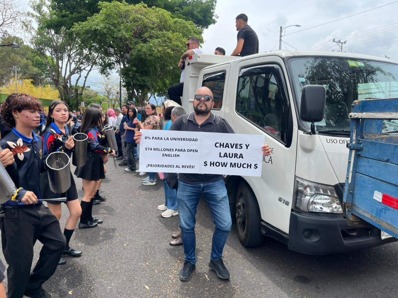 Estudiantes se concentran frente a la Rectoría de la UCR este viernes en respaldo a la toma del edificio y en defensa del FEES