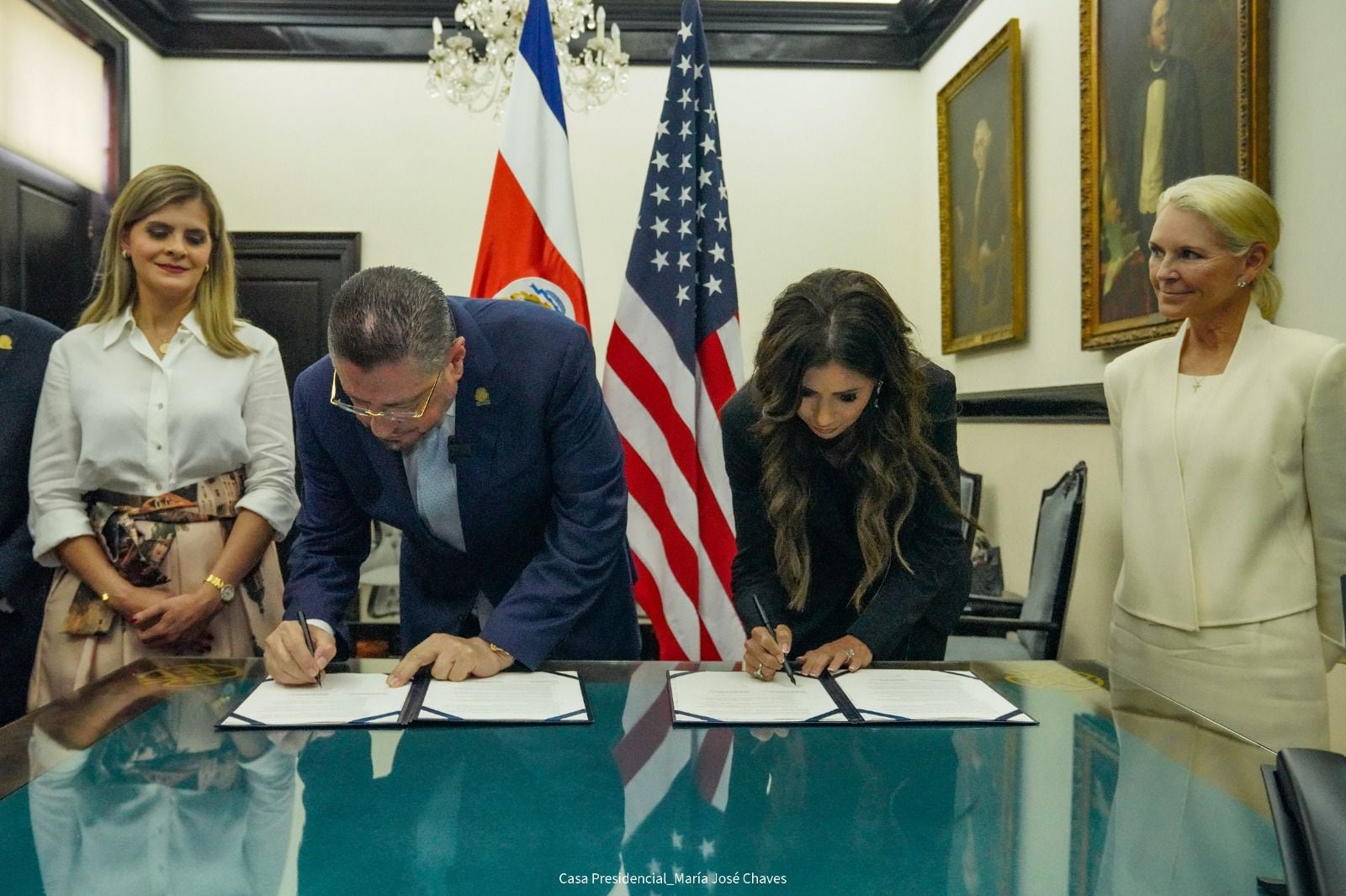 El presidente Rodrigo Chaves y la secretaria de Seguridad Nacional de Estados Unidos, Kristi Noem, firmaron el acuerdo migratorio.