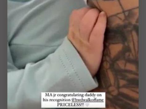 Marc Anthony cargando a su bebé (Foto: Nadia Ferreira / Instagram)