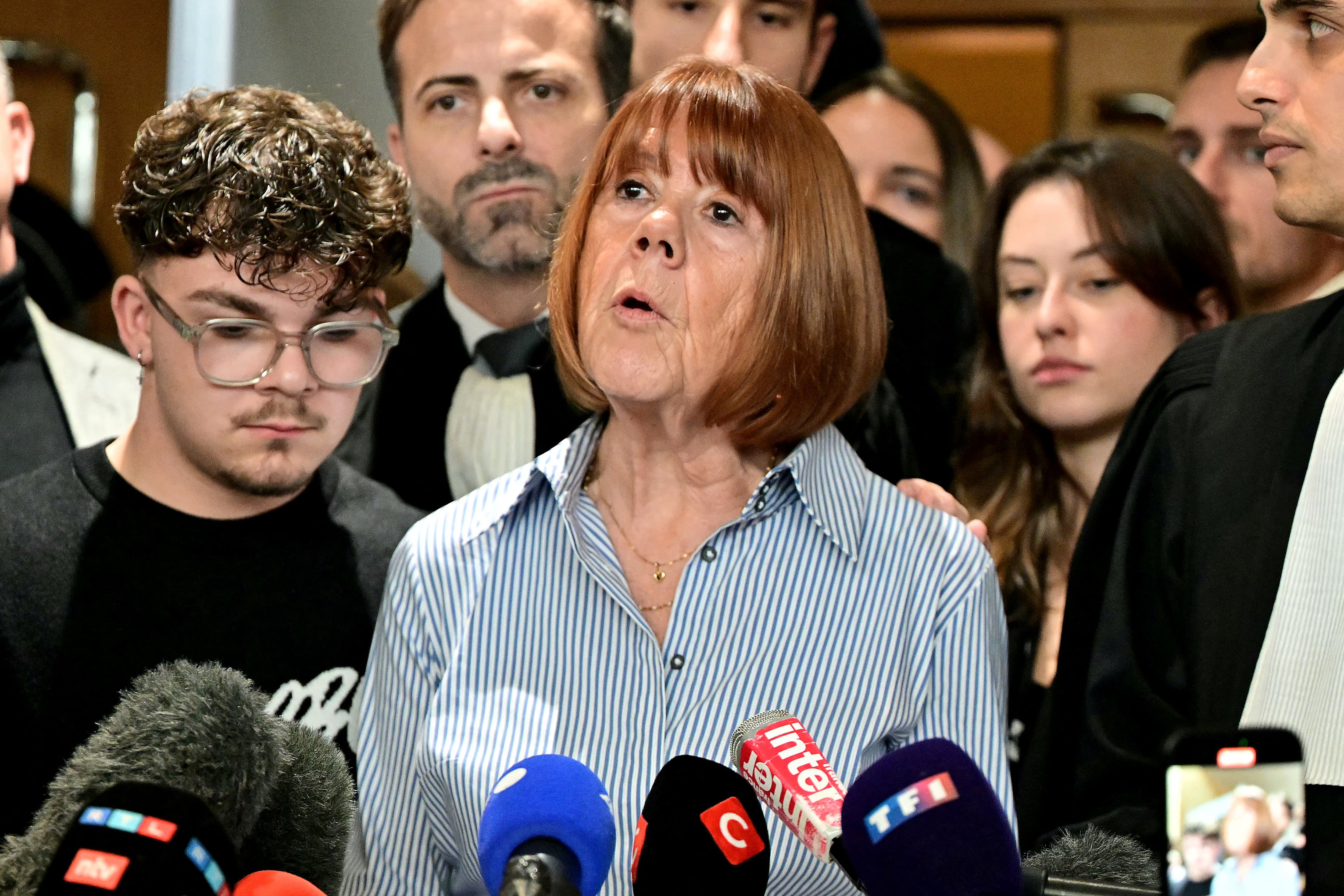Gisèle Pelicot habla ante la prensa tras el veredicto en el juicio contra su exesposo por violación masiva, Avignon, diciembre de 2024.