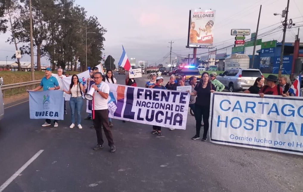 En la manifestación están presentes organizaciones como UNDECA y el Frente Nacional de Lucha.