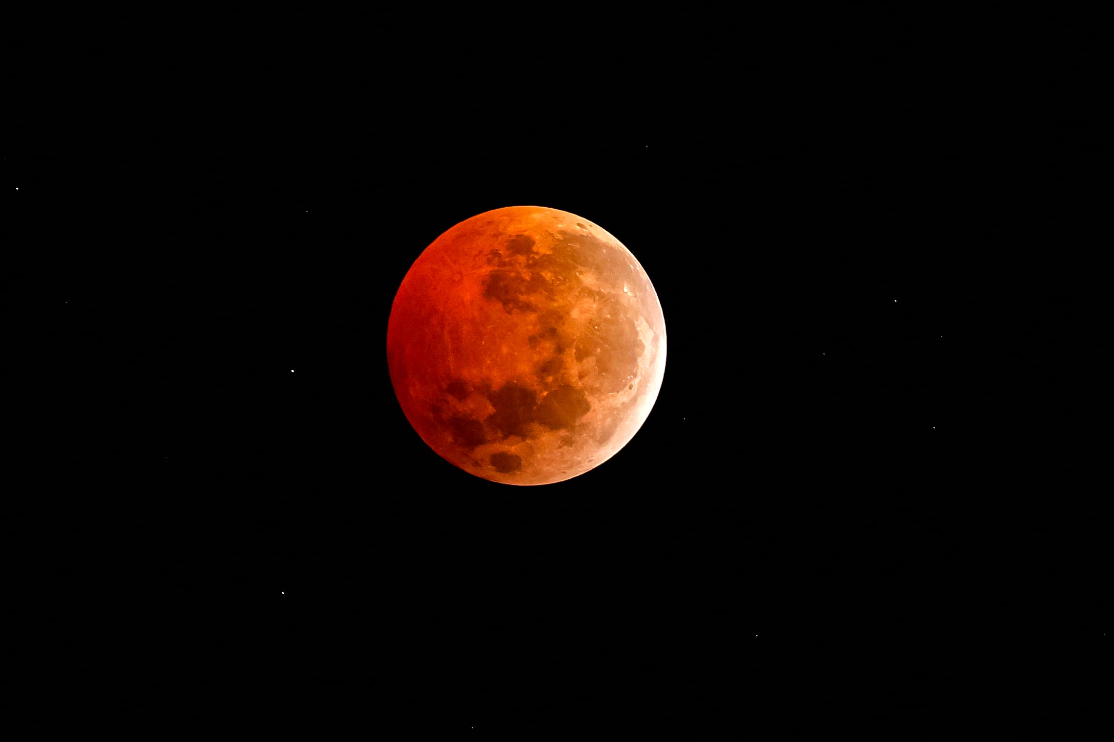 El eclipse de Luna llena se observa desde el telescopio del Observatorio Foster en Santiago, Chile.