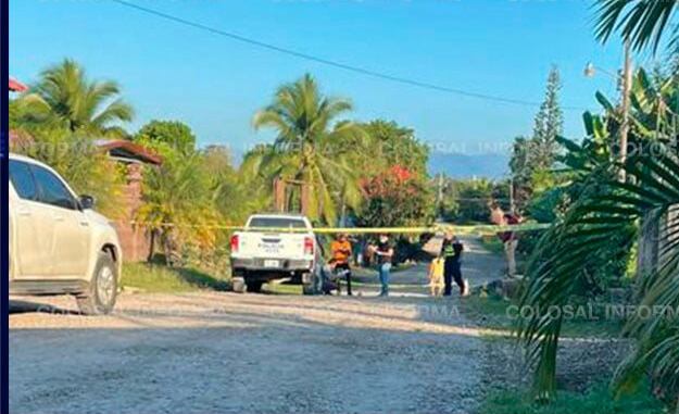 El cuerpo del veinteañero quedó en esta calle de lastre en un barrio conocido como La Brigada en San Jorge, distrito de Canoas. Foto: Cortesía Colosal Informa.