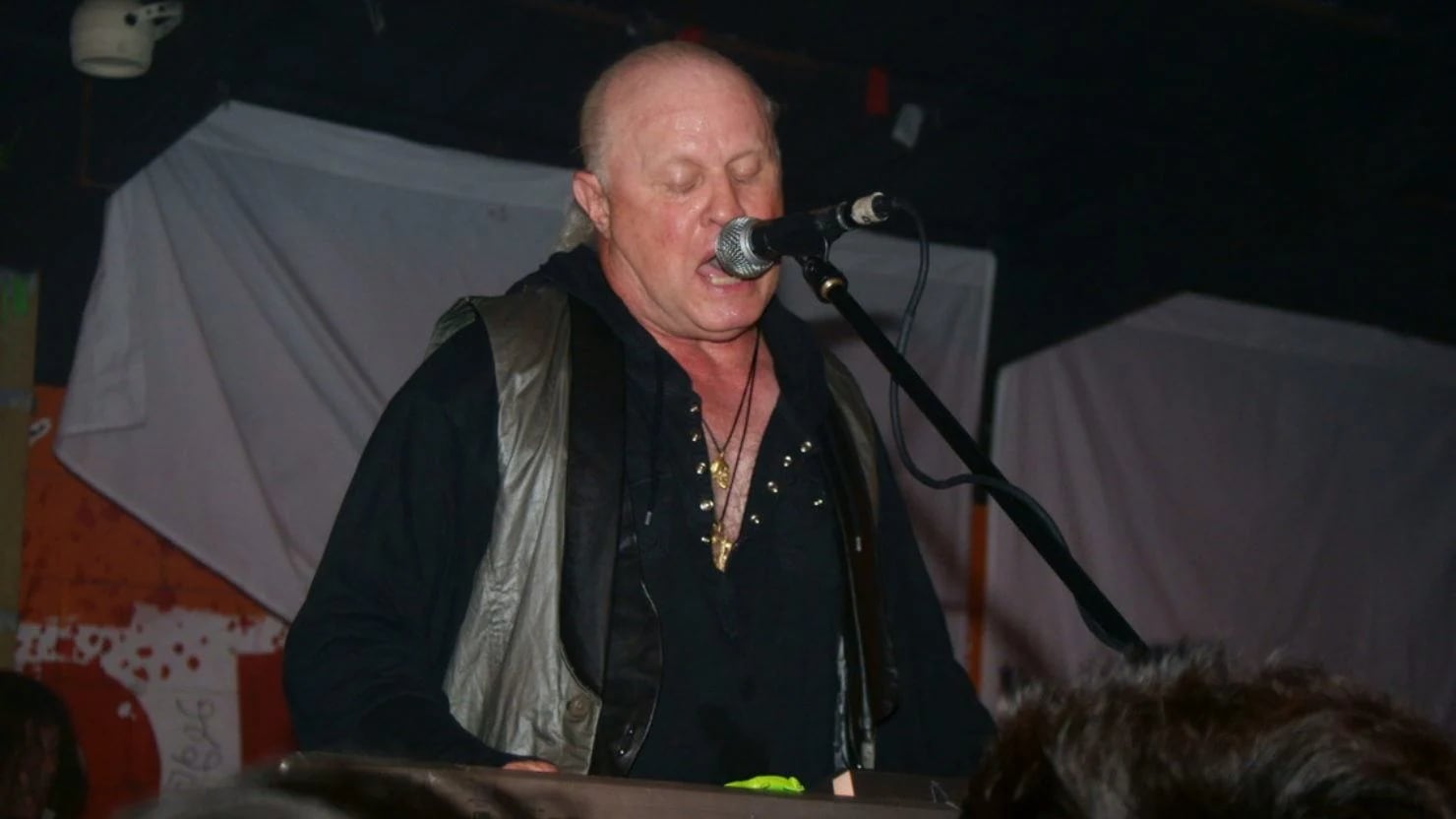 El vocalista de la banda británica de new wave A Flock of Seagulls es Mike Score.
