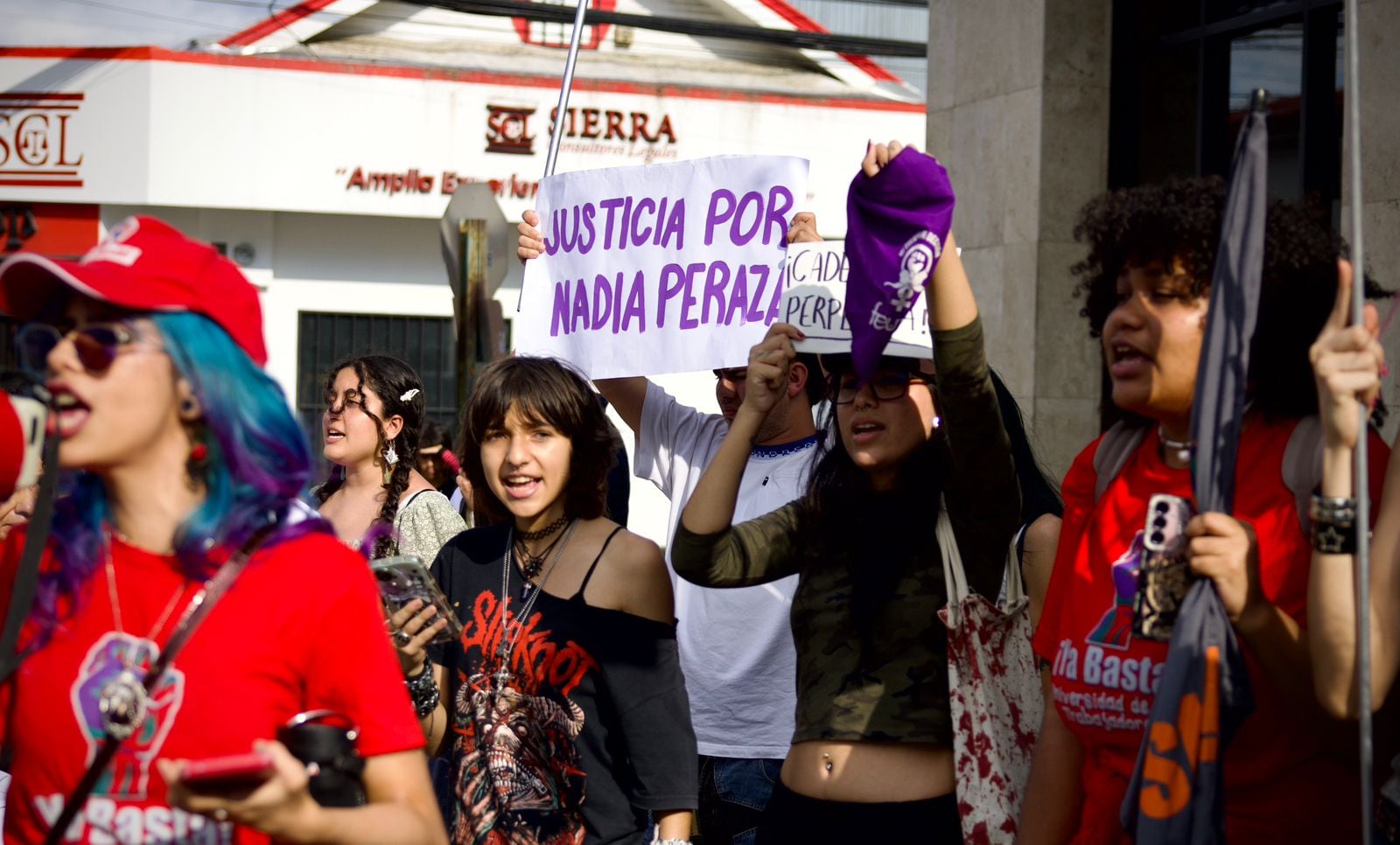 Grupos feministas se manifestaron a las afueras de los Tribunales de Heredia durante el juicio por el feminicidio de Nadia Peraza.