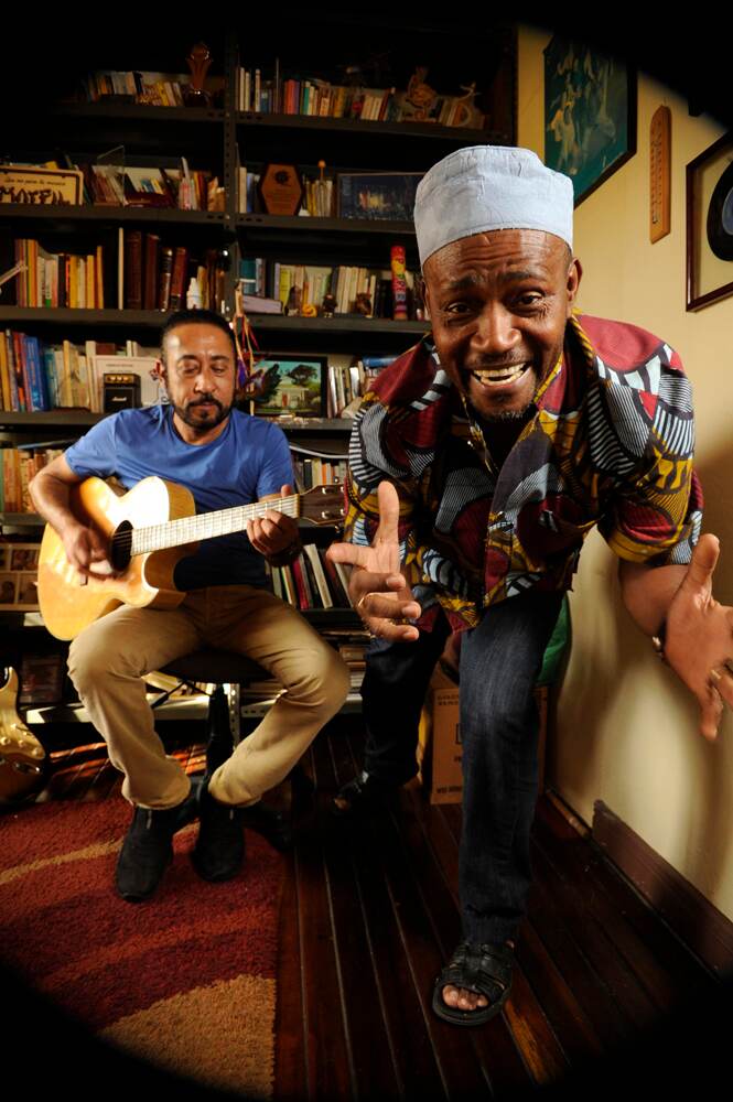 Isidor Asch en su cuarto de música, junto al cantante Tipí Royes. Ambos son miembros fundadores y se han mantenido como parte del grupo por 45 años. DIANA MÉNDEZ