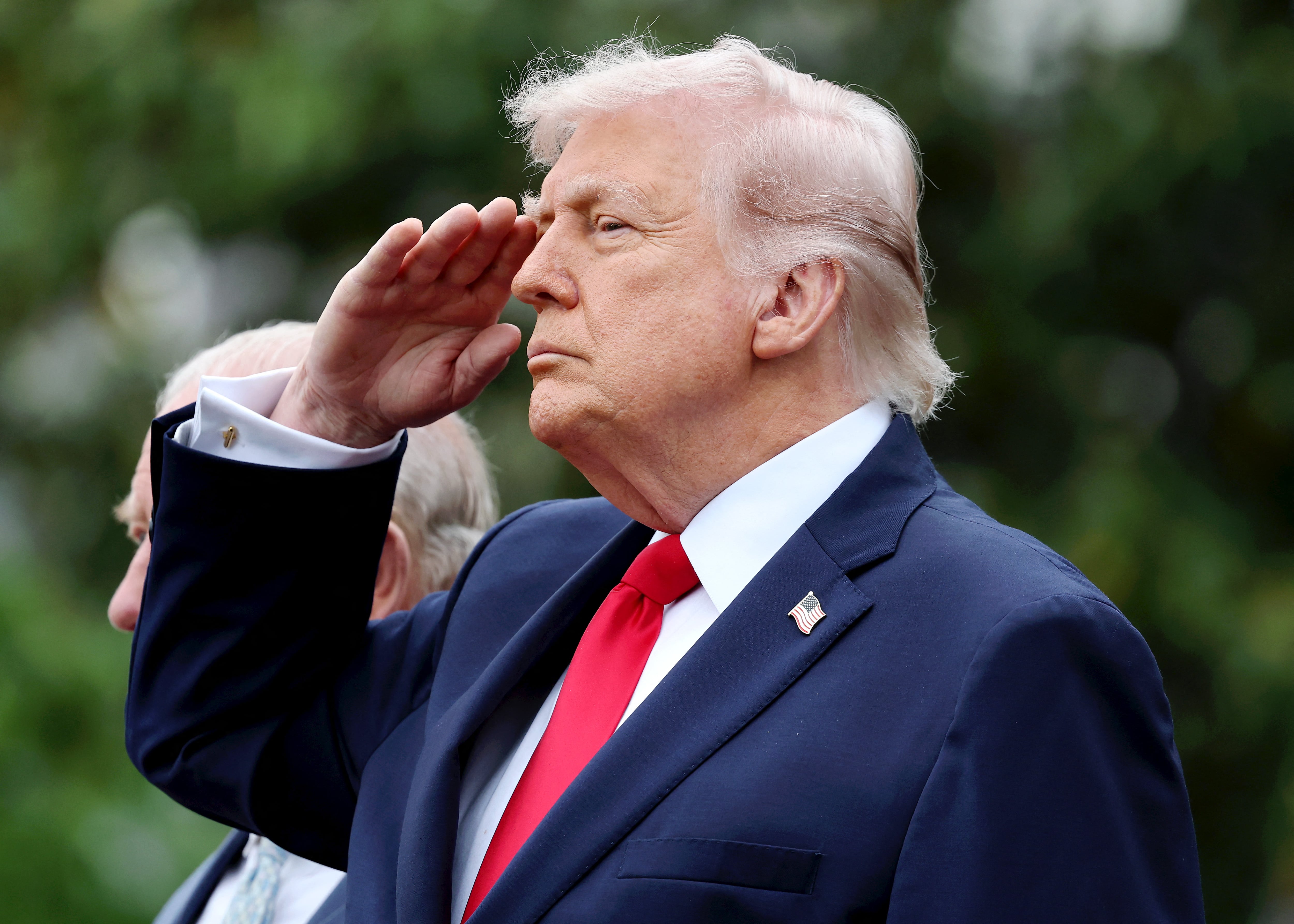 El presidente estadounidense Donald Trump saluda junto al rey Carlos III de Gran Bretaña durante una ceremonia de llegada en el jardín sur de la Casa Blanca en Washington, D.C., el 28 de abril de 2026.