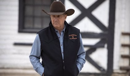 Kevin Costner en su papel de John Dutton en la serie 'Yellowstone'. Usa camisa de manga larga, un chaleco y sombrero.