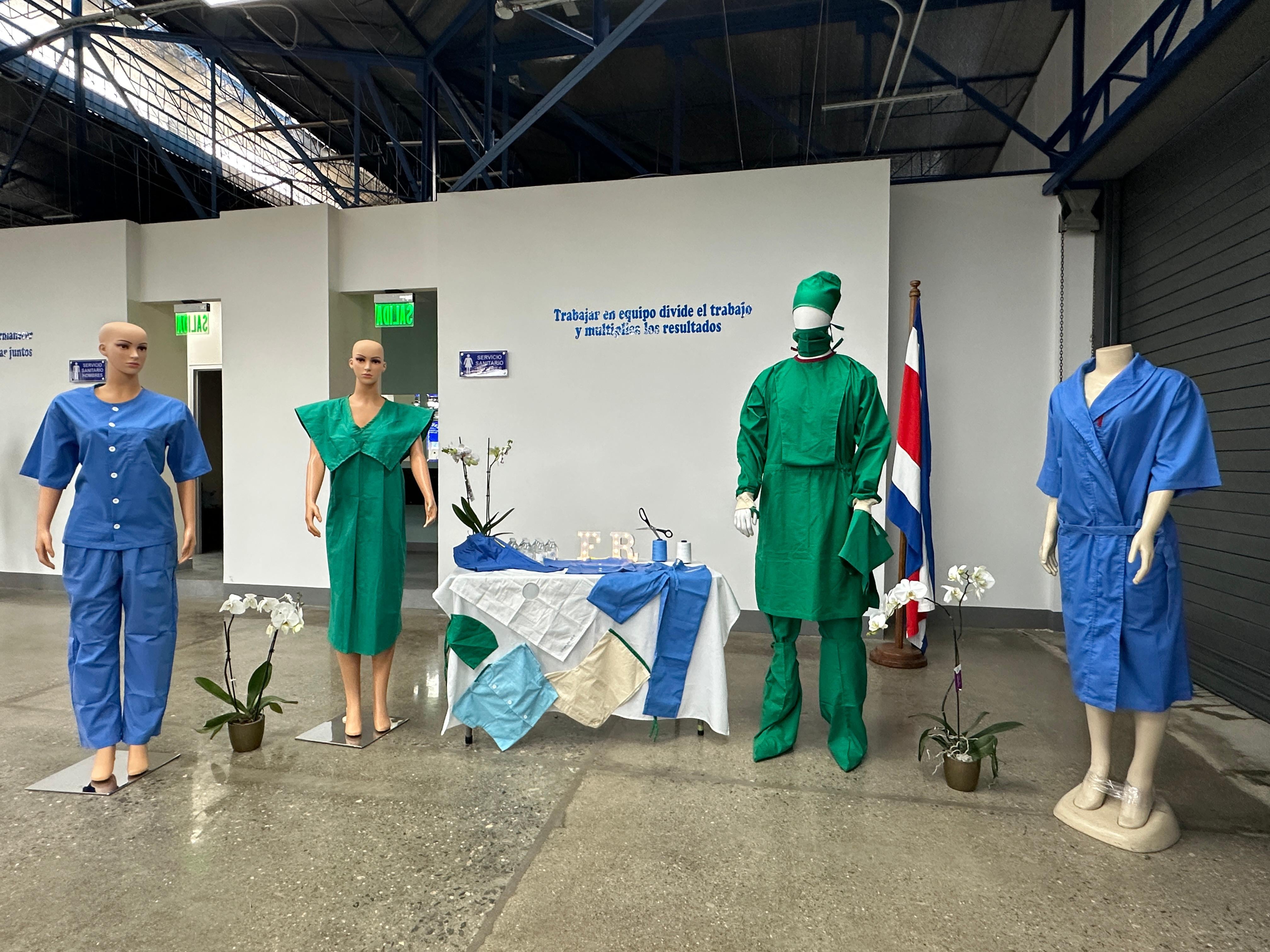 Maniquíes de hombre y mujer con ropa hospitalaria.