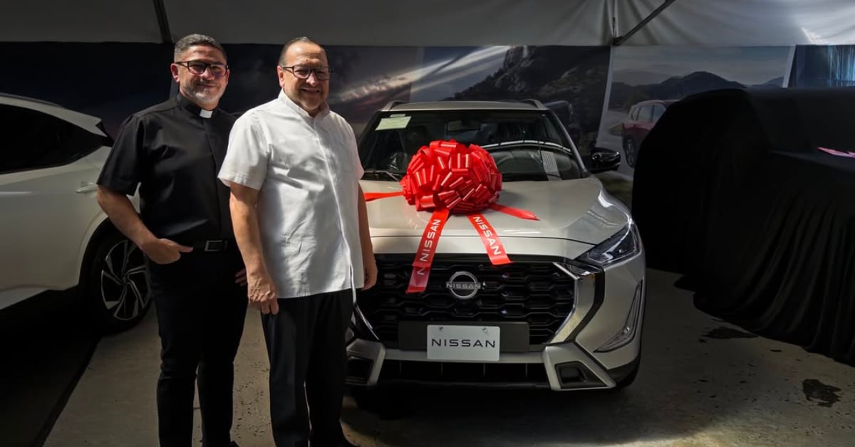 El padre Eduardo Fallas se volvió tendencia en redes sociales tras exclamar una "mala palabra" debido a la emoción al enterarse de que su parroquia había ganado un vehículo Nissan Magnite Advance en un concurso de Radio Fides.