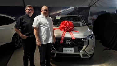 Sacerdote costarricense tiene inesperada reacción al ganarse un carro en vivo: esto hará con el premio