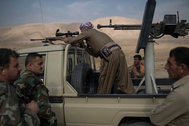 Un combatiente kurdo vigilaba el martes posiciones del Estado Islámico mientras se desarrollaban fuertes combates en la localidad de Bashiqa, cerca de Mosul.