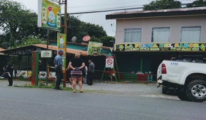 El hecho de sangre causó conmoción en el sitio, pues ocurrió a plena luz del día. Foto: Cortesía Notioccidente CR.