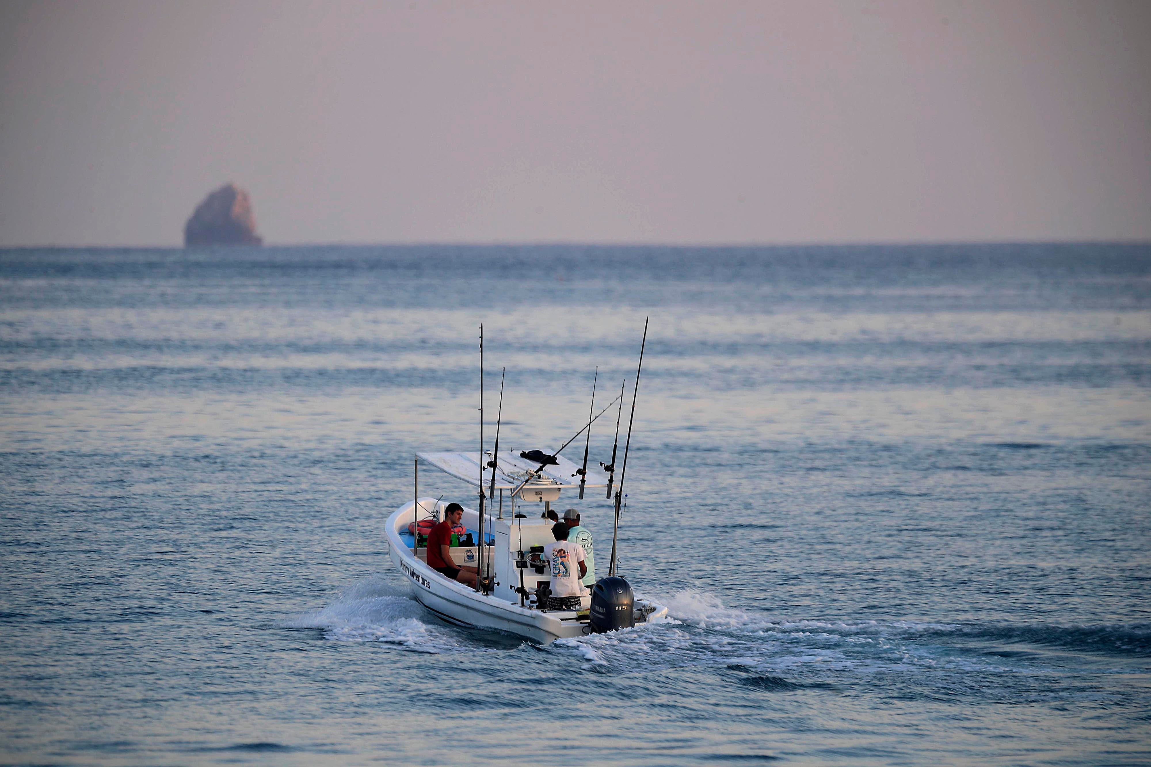 10/03/2024 Playa Conchal, Guanacaste. Arena, playa y sol... y los turistas que llegan a disfrutar de las buenas condiciones del clima, con cielo azul despejado, eso sí con mucho calor. Foto: Rafael Pacheco Granados