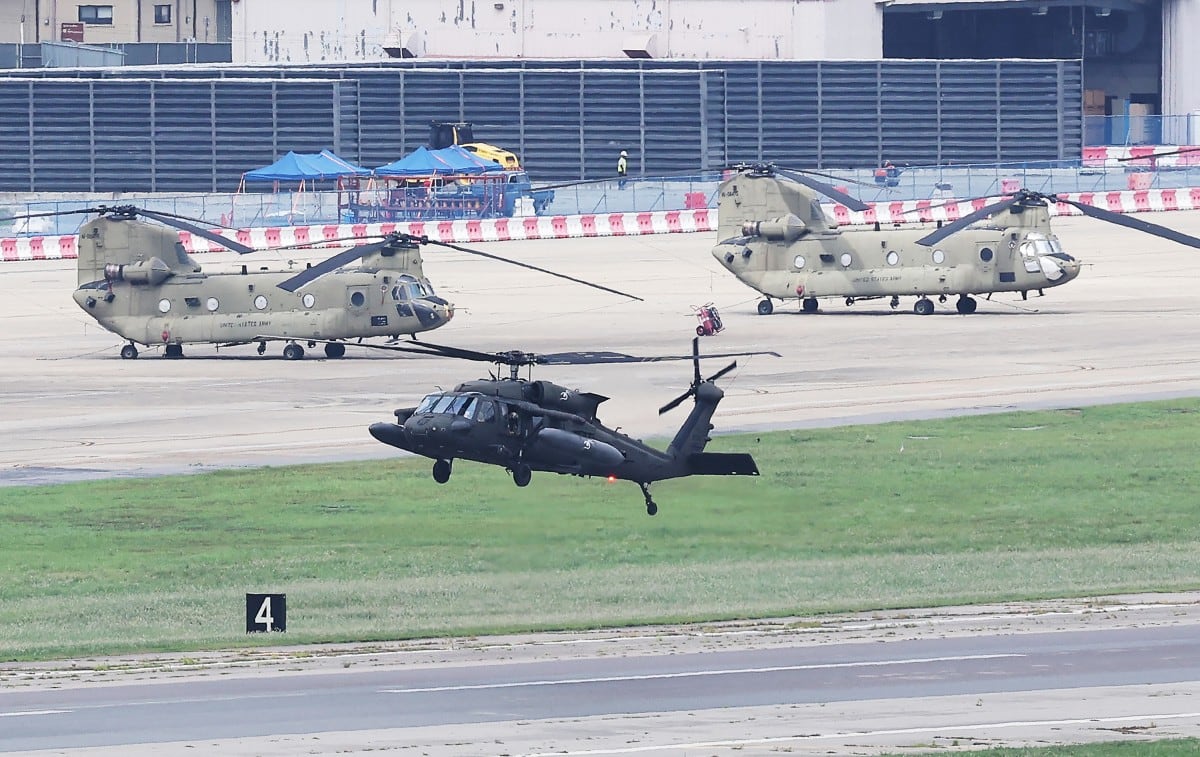 Un helicóptero UH-60 Black Hawk del Ejército de Estados Unidos sobrevuela el Camp Humphreys, en Pyeongtaek, el 17 de agosto de 2026.