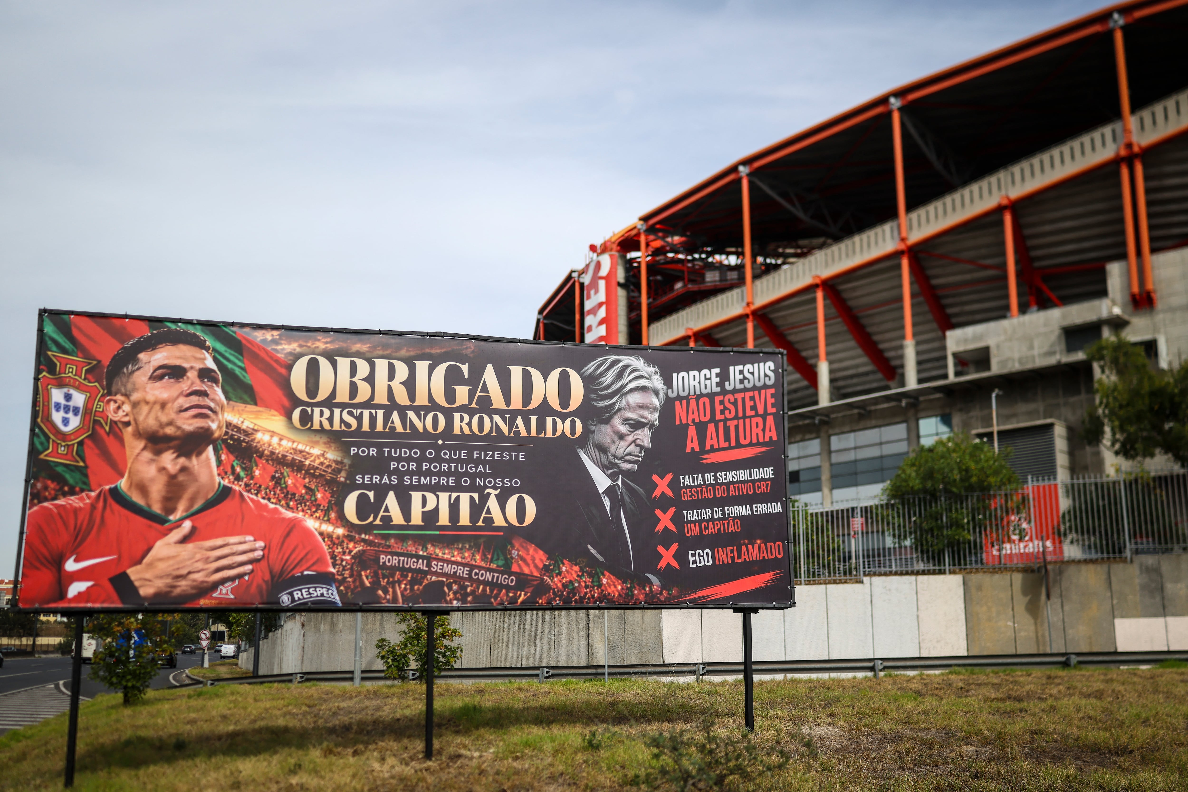 Este cartel de apoyo para Cristiano Ronaldo, que también critica a Jorge Jesus, apareció en el Estadio de La Luz de Lisboa en medio de la polémica.