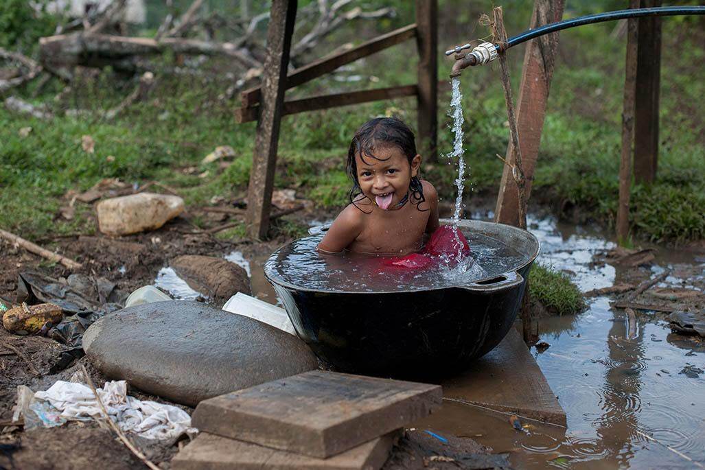 Ariana López López, de cuatro años, se baña en la misma olla que también usan para lavar la ropa y recoger el agua para cocinar.
